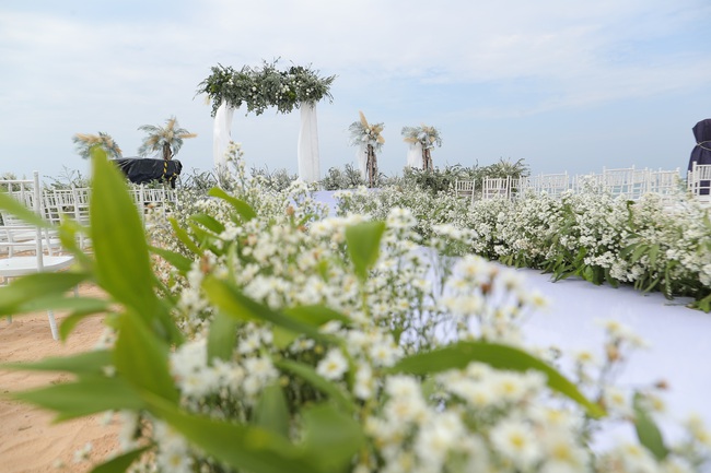 Hé lộ khung cảnh lễ cưới hoành tráng và sang chảnh với hoa trắng ngập tràn của Đông Nhi - Ông Cao Thắng - Ảnh 9.