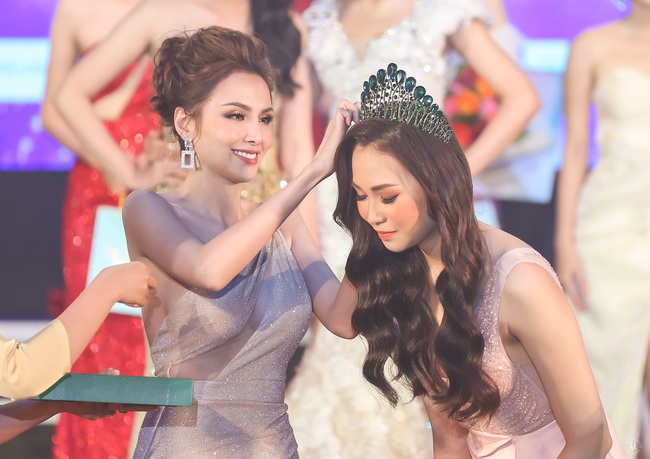 Hoa hậu Diễm Hương bất ngờ thú nhận đã động chạm dao kéo trên mặt - Ảnh 8. Hoa hậu Diễm Hương bất ngờ thú nhận đã động chạm dao kéo trên mặt - Ảnh 8.