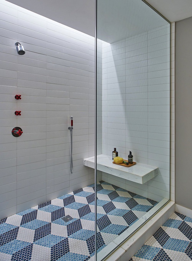 Căn phòng tắm gia đình sinh động thêm mấy phần nhờ lựa chọn loại gạch ốp này - Ảnh 8.