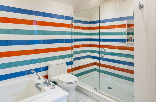 Căn phòng tắm gia đình sinh động thêm mấy phần nhờ lựa chọn loại gạch ốp này - Ảnh 12.