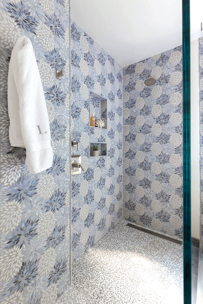 Căn phòng tắm gia đình sinh động thêm mấy phần nhờ lựa chọn loại gạch ốp này - Ảnh 14.
