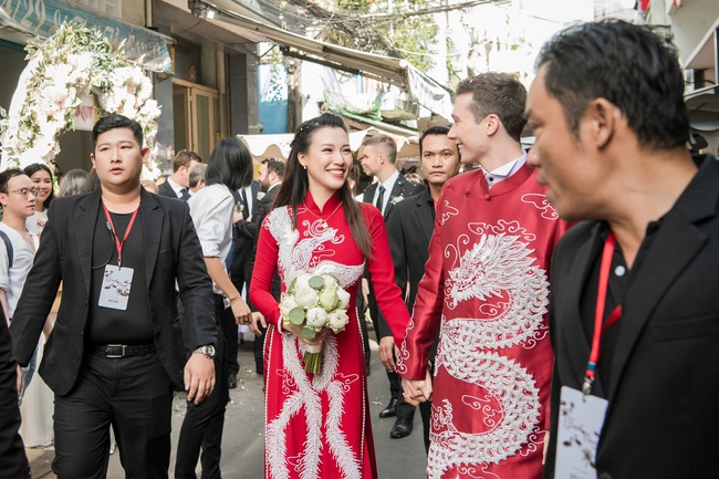 Cận cảnh những khoảnh khắc không thể đẹp hơn trong lễ rước dâu của Á hậu Hoàng Oanh: Cô dâu chú rể liên tục khóa môi tình cảm - Ảnh 16.