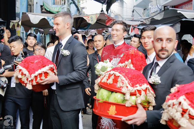 Đám cưới Á hậu Hoàng Oanh cùng bạn trai ngoại quốc: Cô dâu chú rể hạnh phúc trao nhau nụ hôn cùng bước lên xe - Ảnh 23.