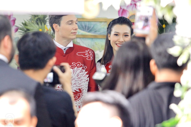 Đám cưới Á hậu Hoàng Oanh cùng bạn trai ngoại quốc: Cô dâu chú rể hạnh phúc trao nhau nụ hôn cùng bước lên xe - Ảnh 34.
