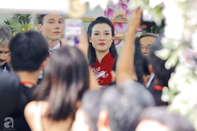 Đám cưới Á hậu Hoàng Oanh cùng bạn trai ngoại quốc: Cô dâu chú rể hạnh phúc trao nhau nụ hôn cùng bước lên xe - Ảnh 32.