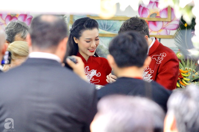 Đám cưới Á hậu Hoàng Oanh cùng bạn trai ngoại quốc: Cô dâu chú rể hạnh phúc trao nhau nụ hôn cùng bước lên xe - Ảnh 30.