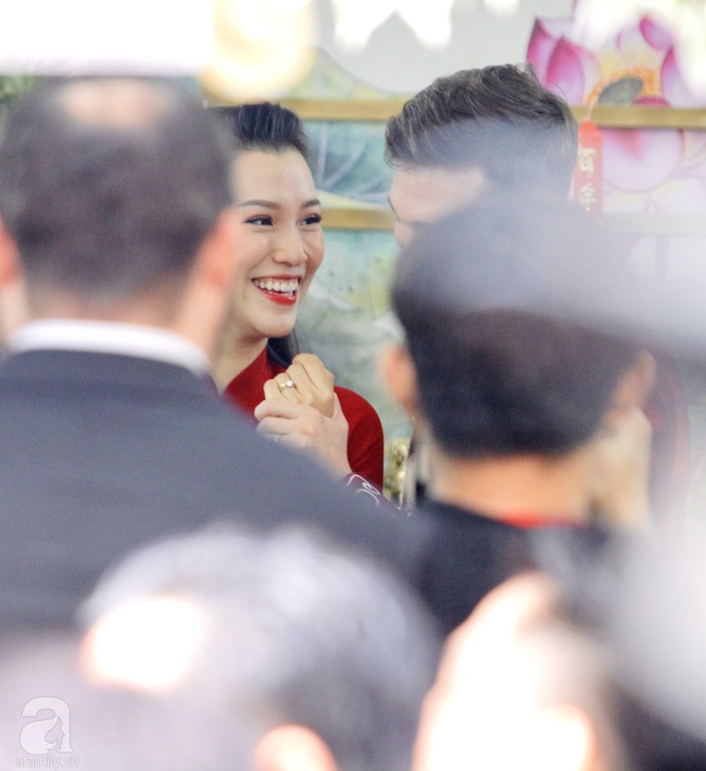 Đám cưới Á hậu Hoàng Oanh cùng bạn trai ngoại quốc: Cô dâu chú rể hạnh phúc trao nhau nụ hôn cùng bước lên xe - Ảnh 28.