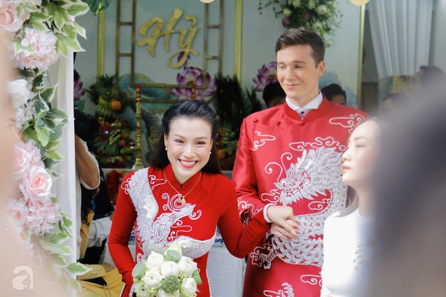 Đám cưới Á hậu Hoàng Oanh cùng bạn trai ngoại quốc: Cô dâu chú rể hạnh phúc trao nhau nụ hôn cùng bước lên xe - Ảnh 45.