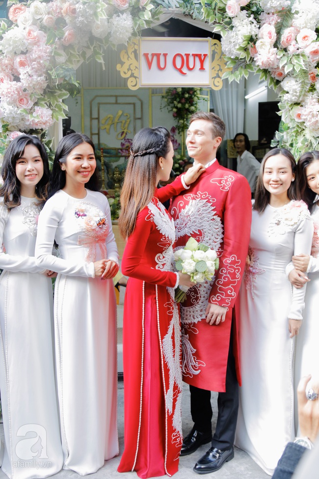 Đám cưới Á hậu Hoàng Oanh cùng bạn trai ngoại quốc: Cô dâu chú rể hạnh phúc trao nhau nụ hôn cùng bước lên xe - Ảnh 44.