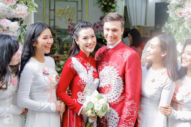 Đám cưới Á hậu Hoàng Oanh cùng bạn trai ngoại quốc: Cô dâu chú rể hạnh phúc trao nhau nụ hôn cùng bước lên xe - Ảnh 42.