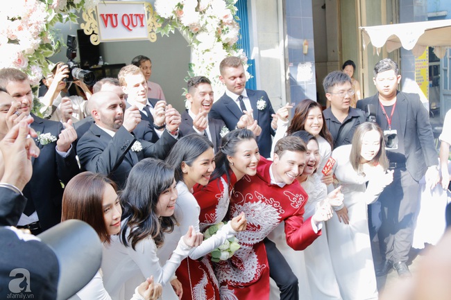Đám cưới Á hậu Hoàng Oanh cùng bạn trai ngoại quốc: Cô dâu chú rể hạnh phúc trao nhau nụ hôn cùng bước lên xe - Ảnh 37.