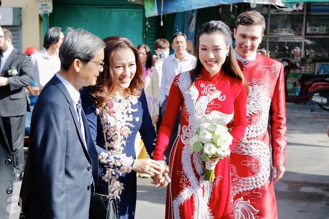 Đám cưới Á hậu Hoàng Oanh cùng bạn trai ngoại quốc: Cô dâu chú rể hạnh phúc trao nhau nụ hôn cùng bước lên xe - Ảnh 50.