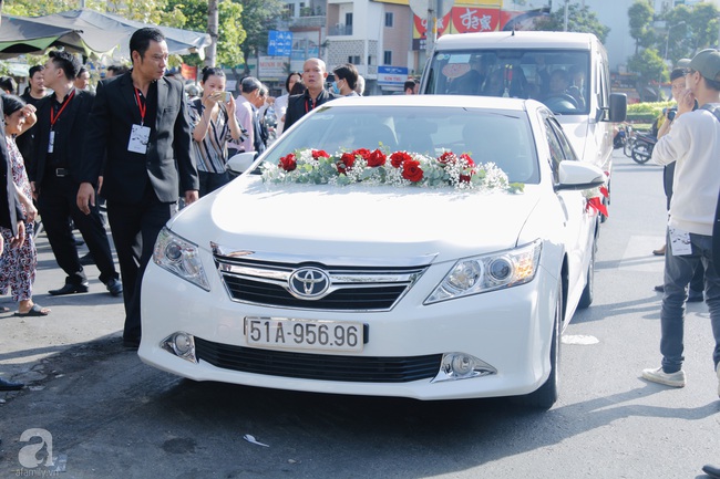 Đám cưới Á hậu Hoàng Oanh cùng bạn trai ngoại quốc: Cô dâu chú rể hạnh phúc trao nhau nụ hôn cùng bước lên xe - Ảnh 46.