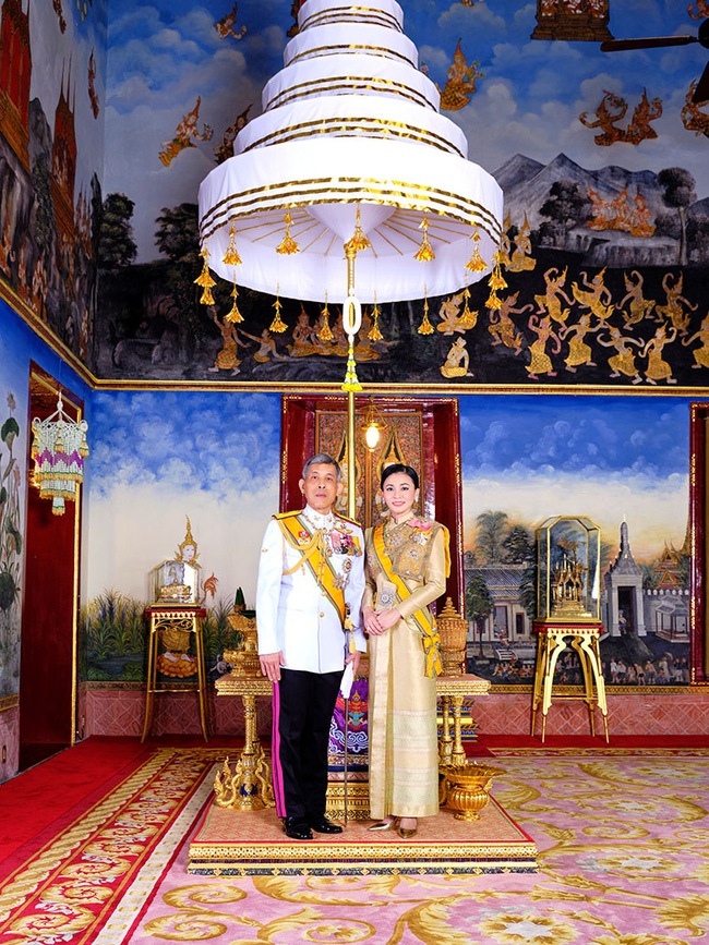 Cung điện phát hành hình ảnh mới của vợ chồng Quốc vương Thái Lan cho thấy sự khác biệt một trời một vực giữa Hoàng hậu và Hoàng quý phi  - Ảnh 2.