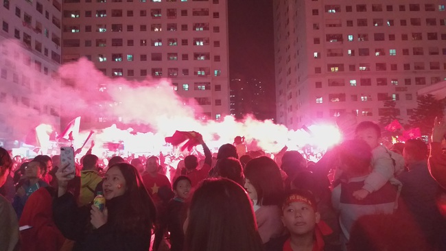 CLIP: Hàng ngàn người lớn trẻ em vang ca bài hát Như có Bác Hồ trong ngày vui đại thắng khi trận đấu U22 Việt Nam và U22 Indonesia kết thúc - Ảnh 8.