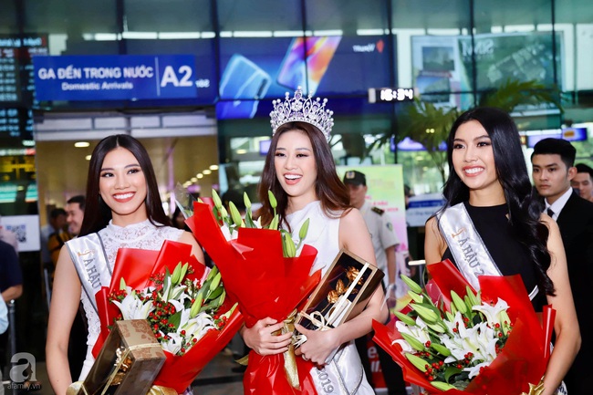 Top 3 Hoa hậu Hoàn vũ Việt Nam gây náo loạn sân bay khi trở về TP.HCM, fan Thúy Vân áp đảo hai người đẹp còn lại - Ảnh 2.