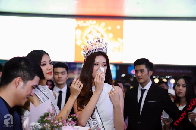 Top 3 Hoa hậu Hoàn vũ Việt Nam gây náo loạn sân bay khi trở về TP.HCM, fan Thúy Vân áp đảo hai người đẹp còn lại - Ảnh 8.