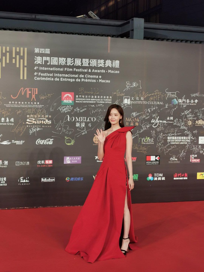Thảm đỏ LHP quốc tế Macau 2019: YoonA xinh đẹp làm lu mờ dàn sao Hoa ngữ  - Ảnh 2.