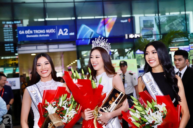 Top 3 Hoa hậu Hoàn vũ Việt Nam gây náo loạn sân bay khi trở về TP.HCM, fan Thúy Vân áp đảo hai người đẹp còn lại - Ảnh 3.