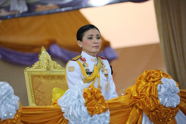 Hoàng hậu Thái Lan &quot;biến hóa&quot; liên tục sau khi Hoàng quý phi bị phế truất, khoe vẻ đẹp cá tính trong sự kiện mới nhất - Ảnh 2.