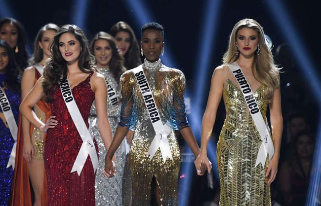 Bí ẩn đằng sau bộ đầm dạ hội ảo diệu giúp Zozibini Tunzi đăng quang ngôi vị cao nhất của Miss Universe 2019 - Ảnh 2.