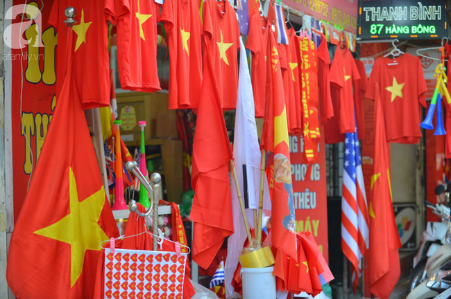 Đường phố bày ngập kèn, cờ, nhiều nơi dựng màn hình Led siêu khủng sẵn sàng cổ vũ tuyển U22 Việt Nam - Ảnh 2.