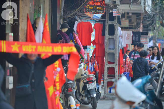 Đường phố bày ngập kèn, cờ, nhiều nơi dựng màn hình Led siêu khủng sẵn sàng cổ vũ tuyển U22 Việt Nam - Ảnh 8.