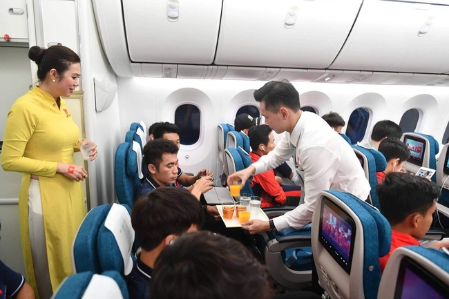 Tiết lộ về bữa ăn của các cầu thủ U22 Việt Nam trên ''siêu máy bay'' về nước - Ảnh 8.