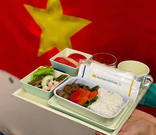 Tiết lộ về bữa ăn của các cầu thủ U22 Việt Nam trên ''siêu máy bay'' về nước - Ảnh 5.