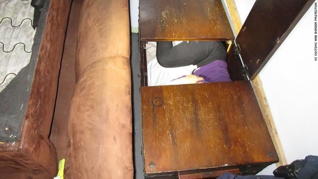11 người Trung Quốc trốn trong máy giặt, tủ quần áo để nhập cư trái phép vào Mỹ từ Mexico - Ảnh 2. 11 người Trung Quốc trốn trong máy giặt, tủ quần áo để nhập cư trái phép vào Mỹ từ Mexico - Ảnh 2.