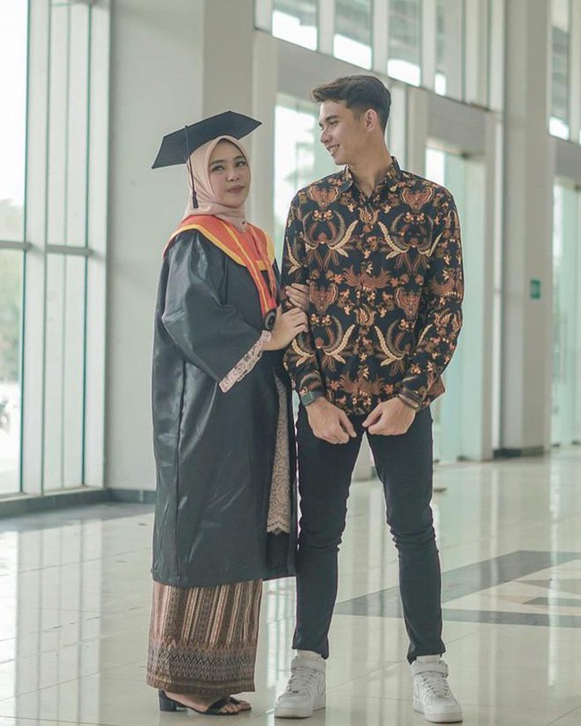 Thủ môn Indonesia khiến chị em "bấn loạn" vì đẹp trai đã có bạn gái lâu năm, sẵn sàng nói lời tình cảm và khoe người yêu mọi lúc - Ảnh 3. Thủ môn Indonesia khiến chị em "bấn loạn" vì đẹp trai đã có bạn gái lâu năm, sẵn sàng nói lời tình cảm và khoe người yêu mọi lúc - Ảnh 3.