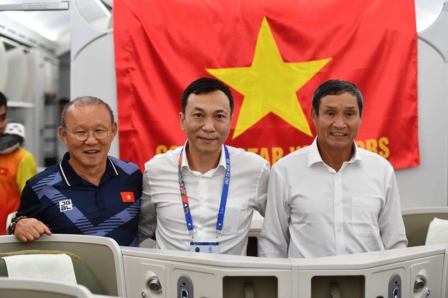 Tiết lộ về bữa ăn của các cầu thủ U22 Việt Nam trên ''siêu máy bay'' về nước - Ảnh 2.