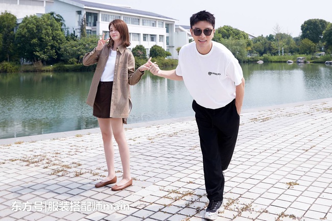 Hậu ly hôn, Giả Nãi Lượng cặp kè với bạn gái Dương Dương, cười rạng rỡ trong ngày đóng máy - Ảnh 8. Hậu ly hôn, Giả Nãi Lượng cặp kè với bạn gái Dương Dương, cười rạng rỡ trong ngày đóng máy - Ảnh 8.