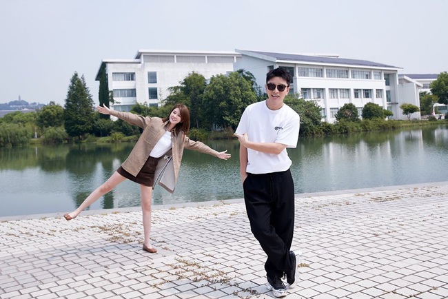 Hậu ly hôn, Giả Nãi Lượng cặp kè với bạn gái Dương Dương, cười rạng rỡ trong ngày đóng máy - Ảnh 9. Hậu ly hôn, Giả Nãi Lượng cặp kè với bạn gái Dương Dương, cười rạng rỡ trong ngày đóng máy - Ảnh 9.