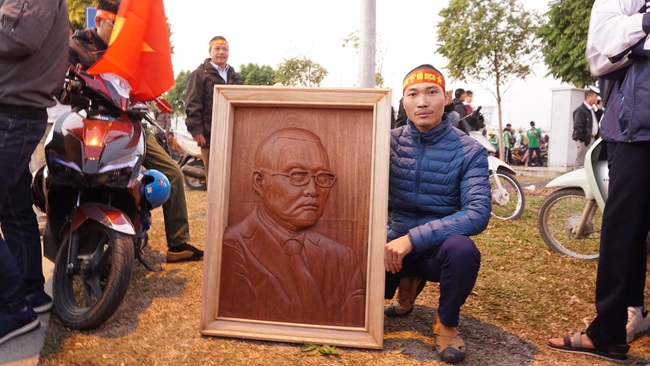 Nam thanh niên điêu khắc bức phù điêu bằng gỗ lát cao 90cm chân dung HLV Park Hang Seo  lên tận sân bay chờ tặng  - Ảnh 1.