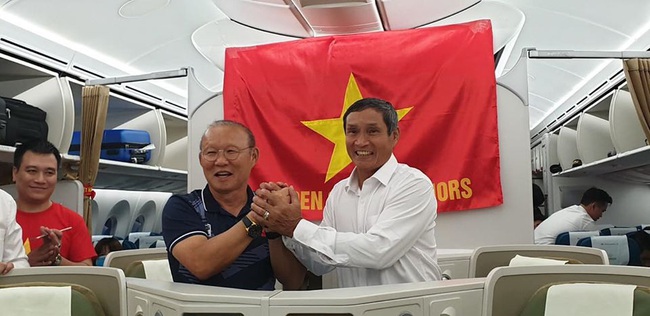 Hình ảnh đẹp nhất về những người thầy mang vinh quang về cho thể thao Việt Nam: Cái bắt tay để cùng nhau đưa bóng đá Việt Nam vươn tầm châu lục - Ảnh 1.