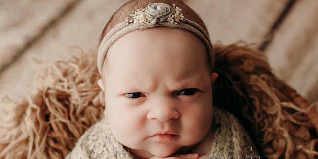 Bé gái 3 tuần tuổi bỗng nổi như cồn nhờ biểu cảm &quot;khó ở&quot; có 1-0-2 - Ảnh 1.