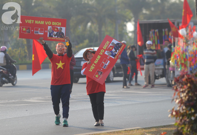 Mẹ Quang Hải cùng dàn xe máy cày giễu hành ra sân bay Nội Bài đón đội tuyển U22 Việt Nam trở về - Ảnh 8.