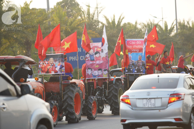 Mẹ Quang Hải cùng dàn xe máy cày giễu hành ra sân bay Nội Bài đón đội tuyển U22 Việt Nam trở về - Ảnh 15.