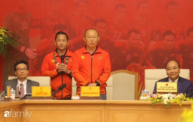 Cận cảnh bàn tiệc Thủ tướng Nguyễn Xuân Phúc tiếp đãi thầy trò Park Hang Seo với đủ các món bánh chưng, dưa hành - Ảnh 4.