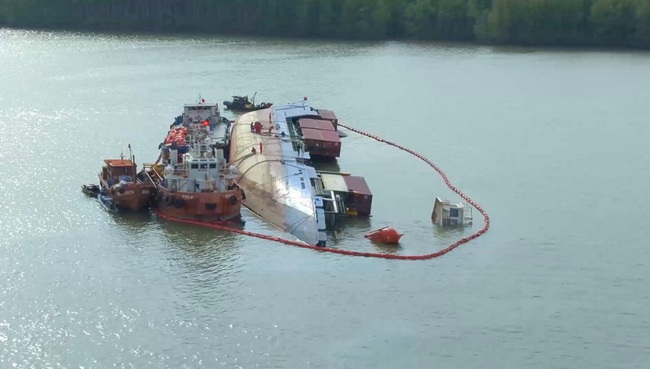 TP.HCM: 3 thợ lặn mất tích, 2 người bị thương khi trục vớt tàu chở container chìm trên sông ở Cần Giờ - Ảnh 1.
