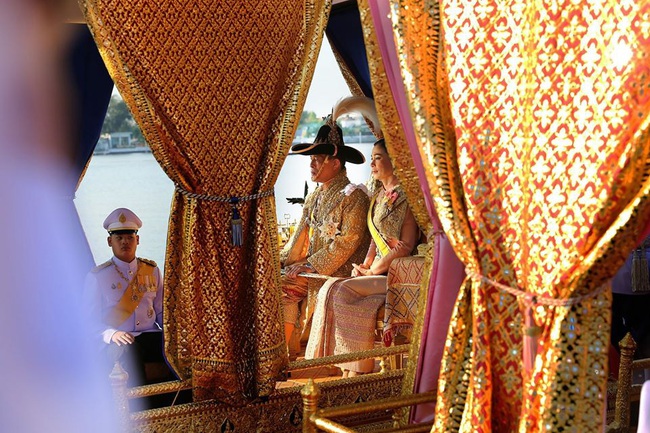 Quốc vương và Hoàng hậu Thái Lan dự lễ rước thuyền, sự kiện mà Hoàng quý phi từng gây sóng gió trong hậu cung khiến bà bị phế truất - Ảnh 2.