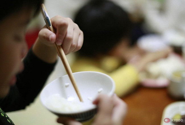 Câu chuyện về đứa trẻ &quot;kỳ dị&quot;, đến nhà người lạ ăn uống nghỉ ngơi không muốn về và thực trạng đáng sợ của xã hội Nhật Bản nuôi con kiểu tự lập  - Ảnh 1.