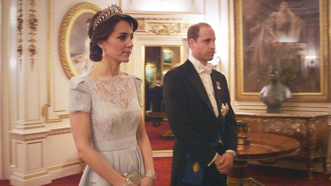 Công nương Kate chiếm hết spotlight trong bữa tiệc ngoại giao, tỏa sáng với vương miện của mẹ chồng quá cố, điều mà Meghan không có được - Ảnh 6.
