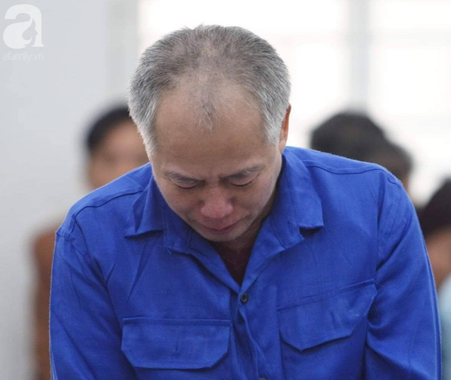 Bị cáo Nguyễn Văn Đông ôm mặt khóc tại toà khi nghe đọc bản cáo trạng vụ thảm sát ở Đan Phượng - Ảnh 1.