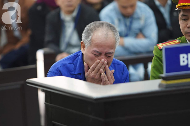 Bị cáo Nguyễn Văn Đông ôm mặt khóc tại toà khi nghe đọc bản cáo trạng vụ thảm sát ở Đan Phượng - Ảnh 3.