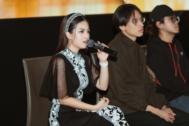 Dương Hoàng Yến kể chuyện tình đẫm nước mắt, bị mẹ chồng ngăn cấm đến "quyên sinh" trong MV mới - Ảnh 10. Dương Hoàng Yến kể chuyện tình đẫm nước mắt, bị mẹ chồng ngăn cấm đến "quyên sinh" trong MV mới - Ảnh 10.