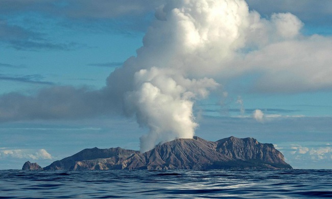 Thêm người thiệt mạng khi núi lửa phun trào tại Đảo Trắng, New Zealand - Ảnh 2.