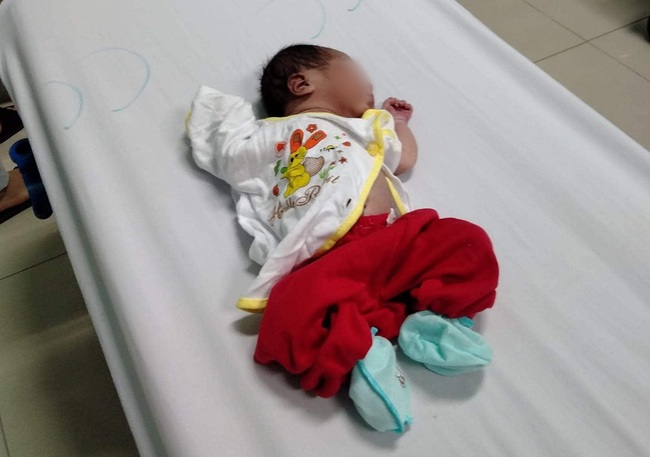 Kom Tum: Thương tâm bé sơ sinh 2 ngày tuổi nghi bị mẹ trẻ bỏ xuống hố phân sâu 2 mét - Ảnh 1.