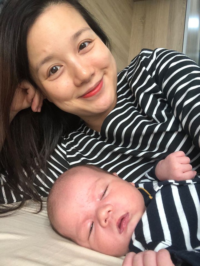 MC Minh Trang khoe ảnh con mới sinh nằm ngủ ngon lành bên mẹ, tiện hé lộ thời điểm quay lại làm việc sau sinh khiến ai cũng bất ngờ - Ảnh 1.